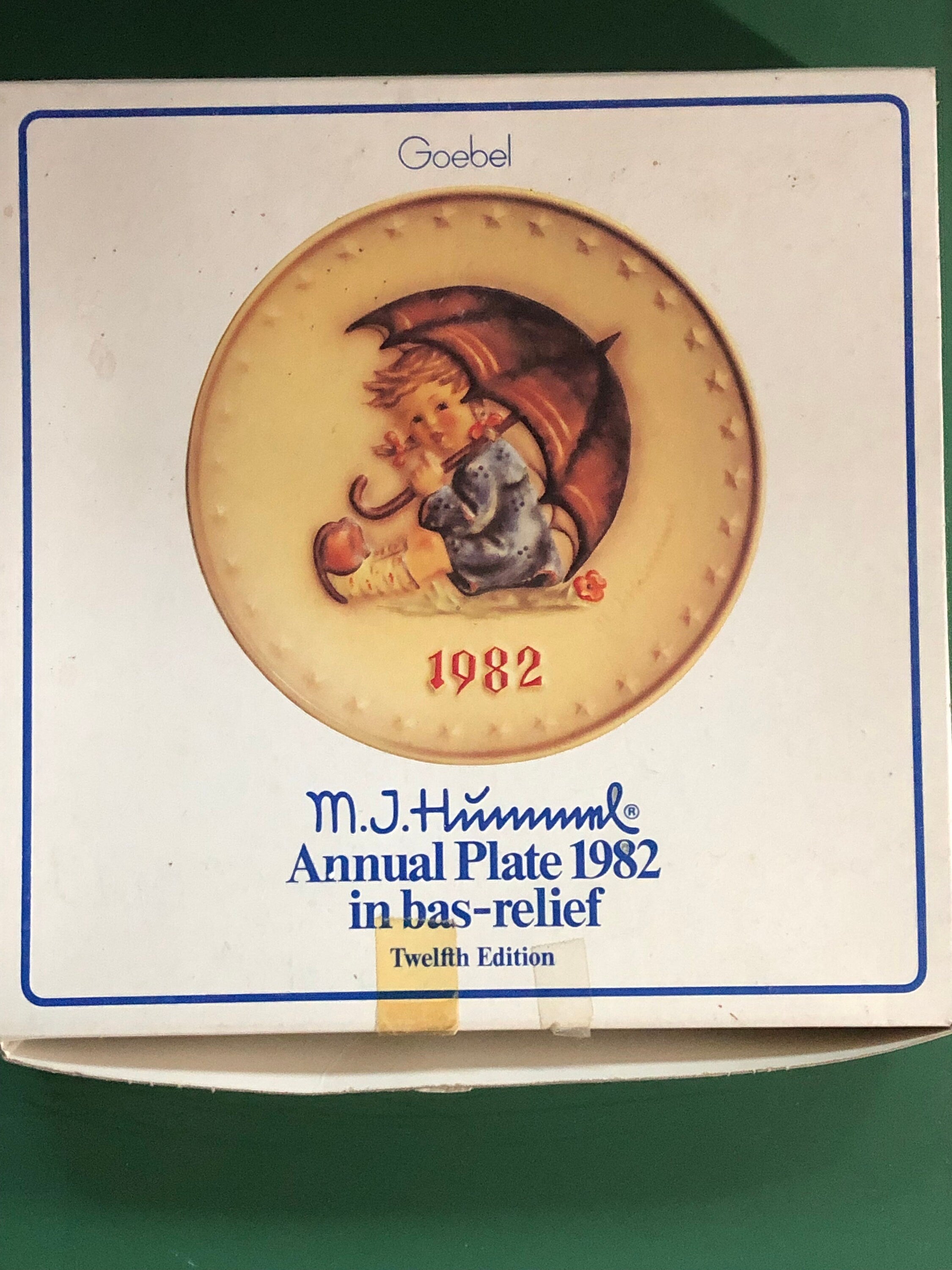 1982  Umbrella Girl Goebel M I Hummel Annual  Plate In Original Box