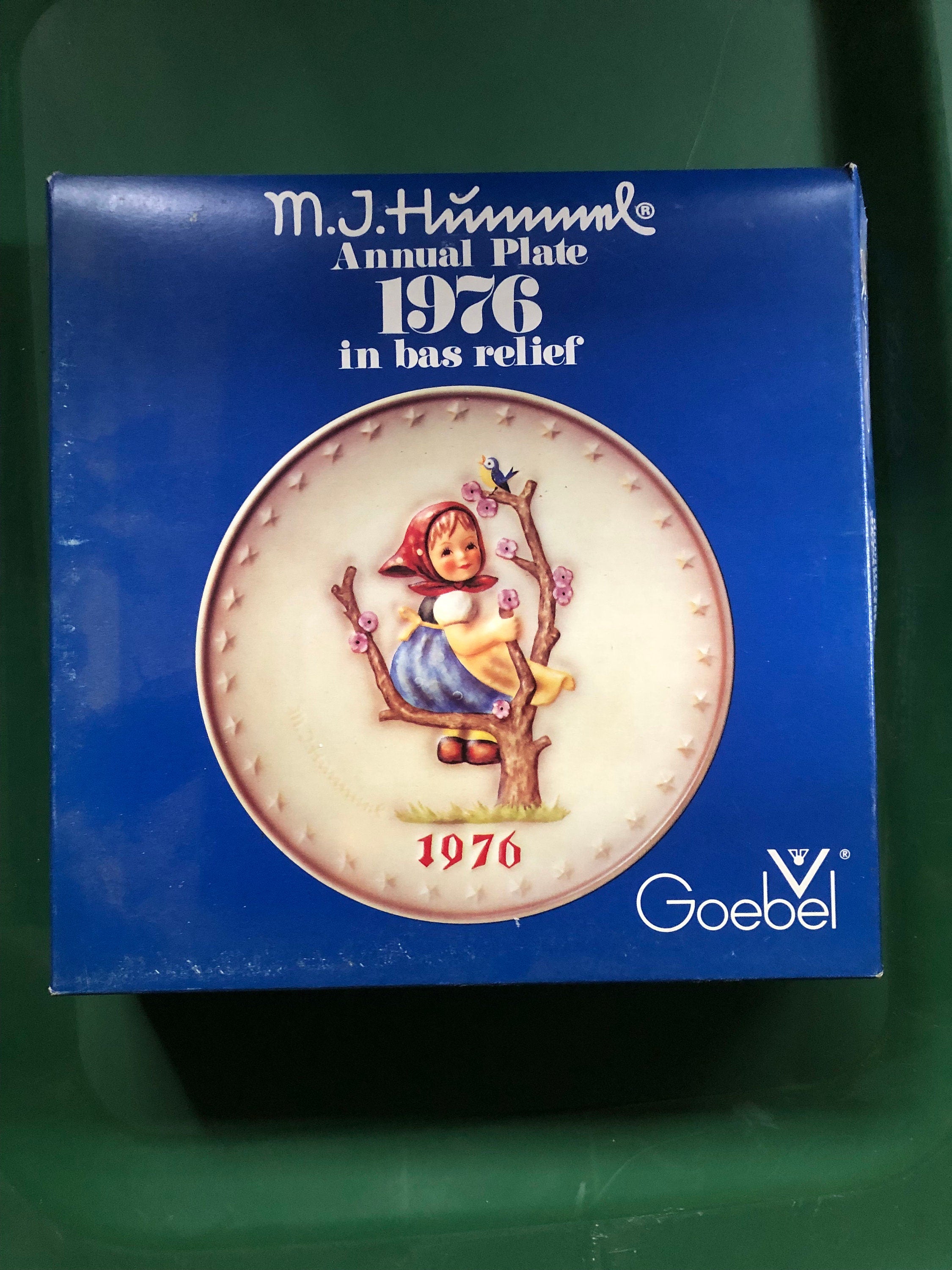 1976 Apple Tree Girl Goebel M I Hummel Annual  Plate In Original Box