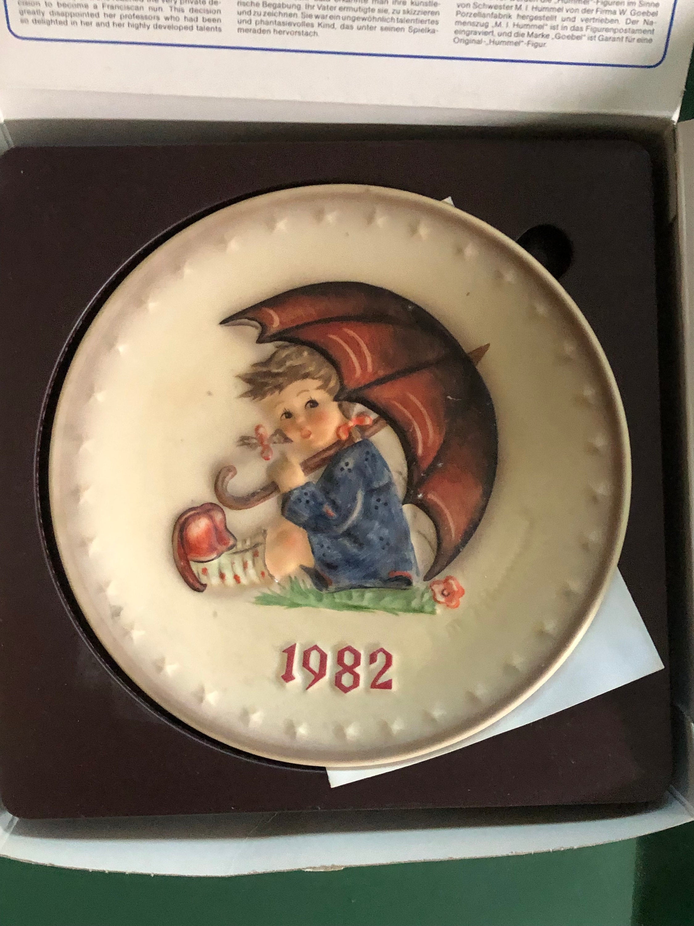 1982  Umbrella Girl Goebel M I Hummel Annual  Plate In Original Box
