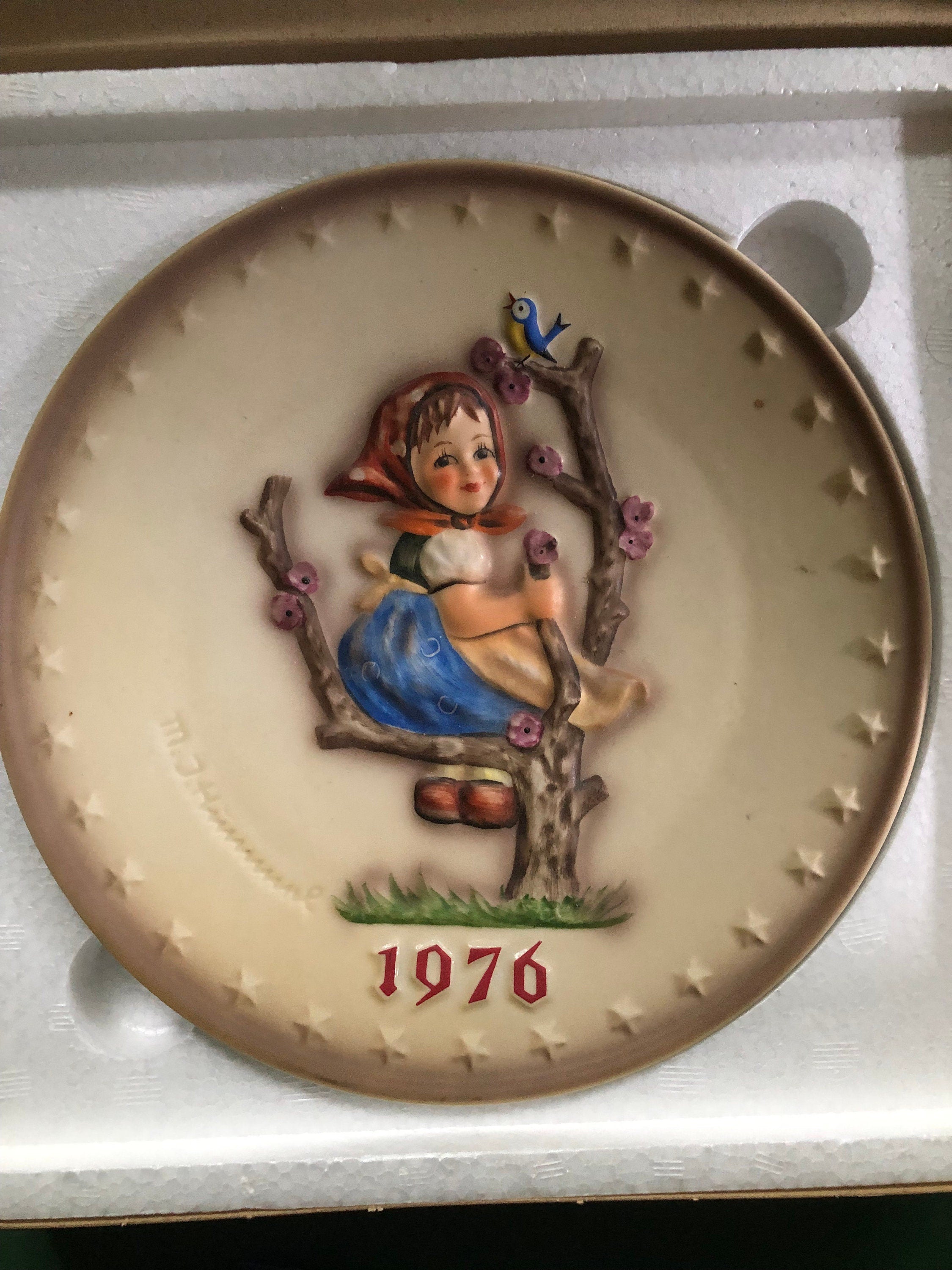 1976 Apple Tree Girl Goebel M I Hummel Annual  Plate In Original Box