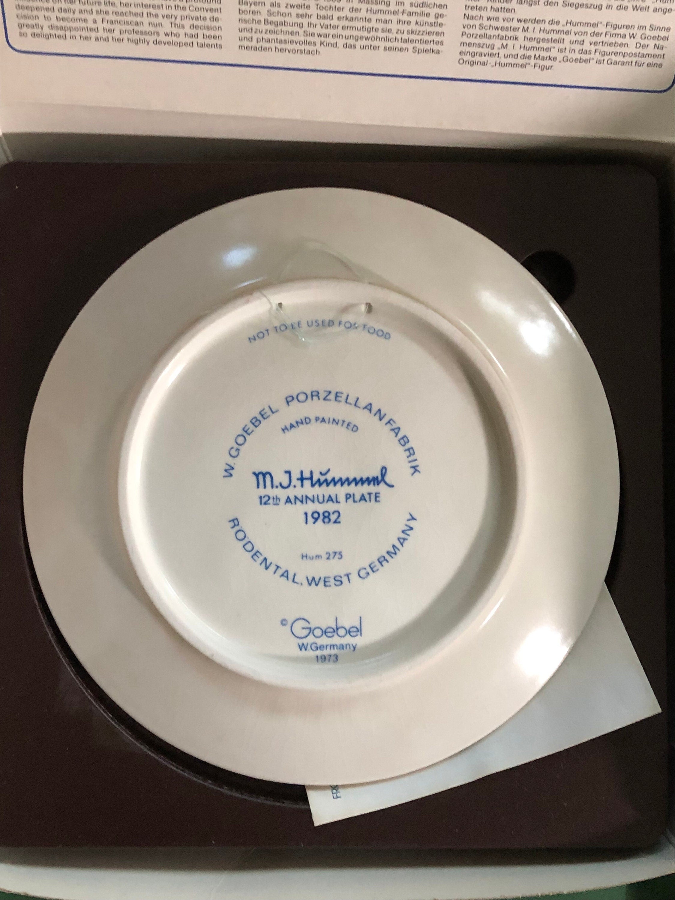 1982  Umbrella Girl Goebel M I Hummel Annual  Plate In Original Box