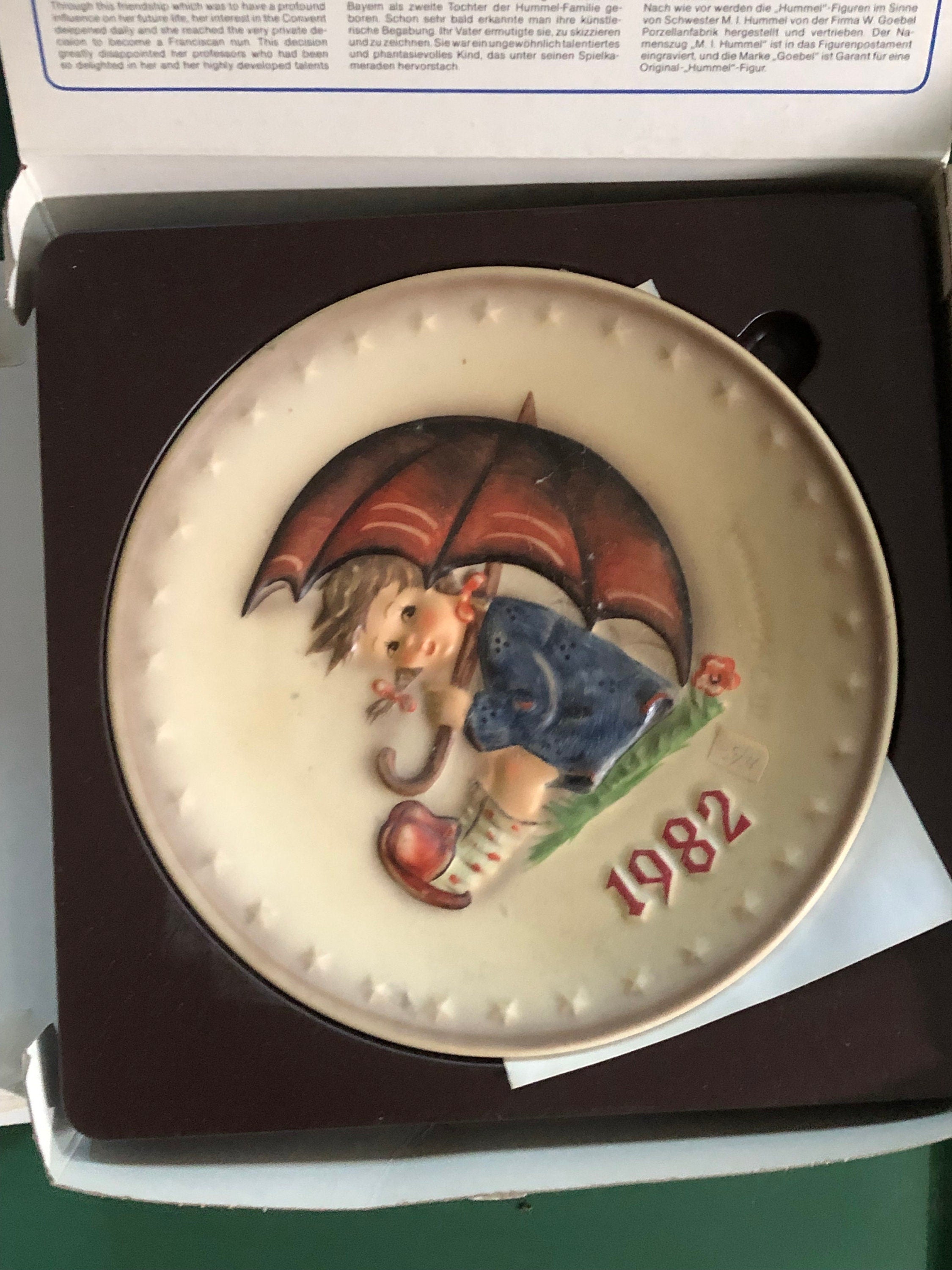 1982  Umbrella Girl Goebel M I Hummel Annual  Plate In Original Box